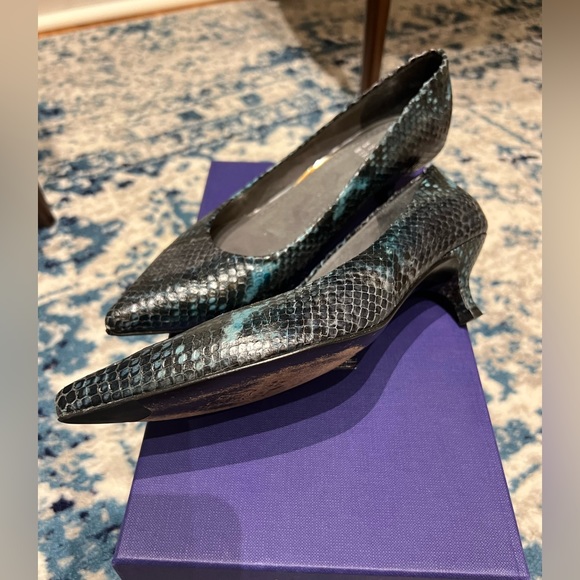 Beautiful sea painted python color, Stuart Weitzman shoes , size 5 - Picture 4 of 9